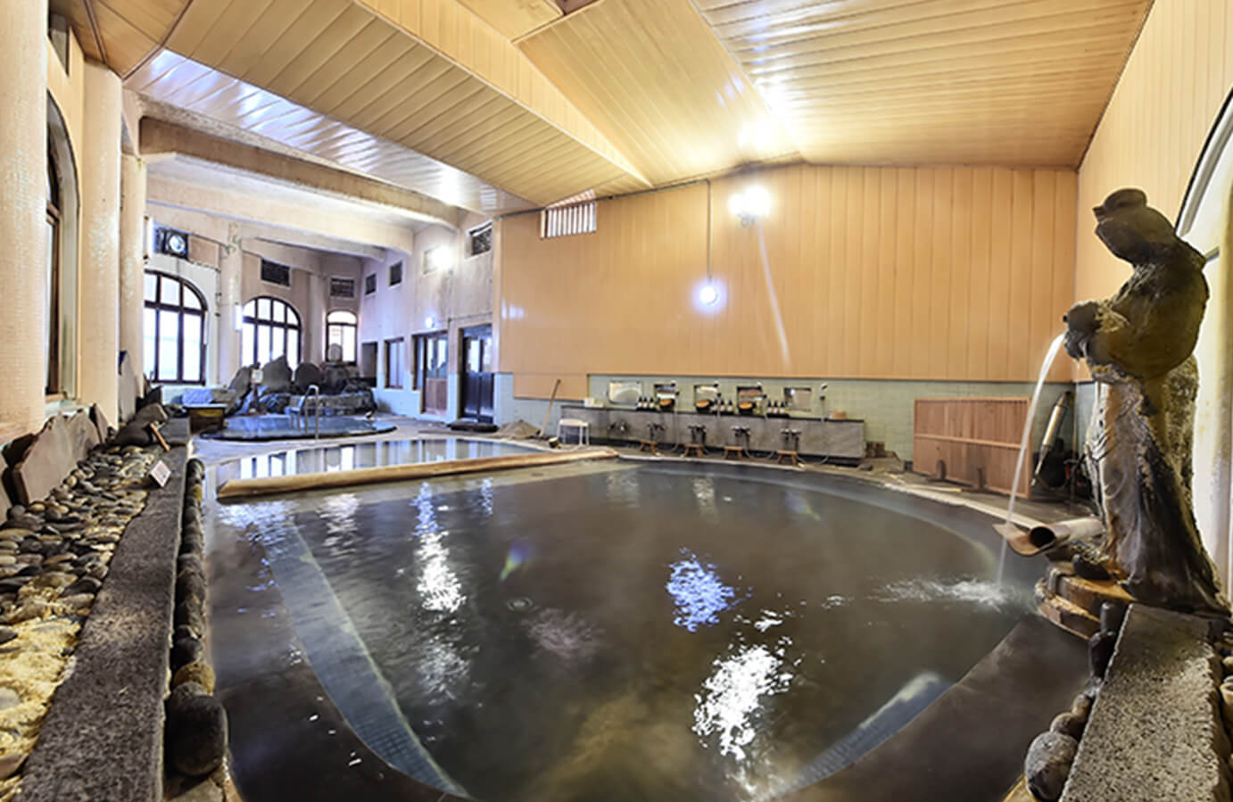 千人風呂の湯船