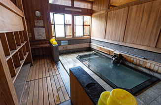 新田の湯の外観